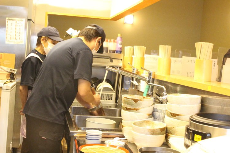 古瀬さんとお母さんで店をまわす。