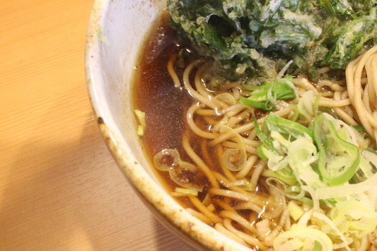 『まる美』のツユは立ち食いそばファンが好むかえしのきいたタイプ。