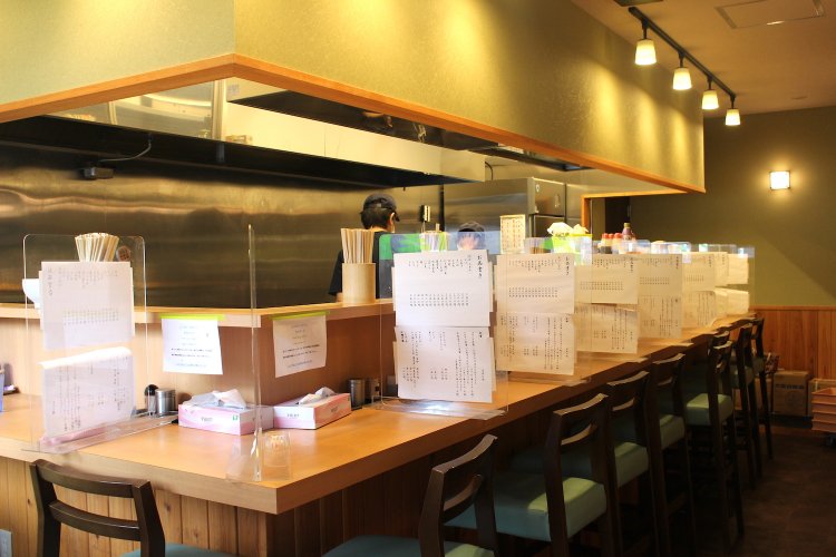 カウンターのみの店内は空間に余裕があり、落ち着ける雰囲気。
