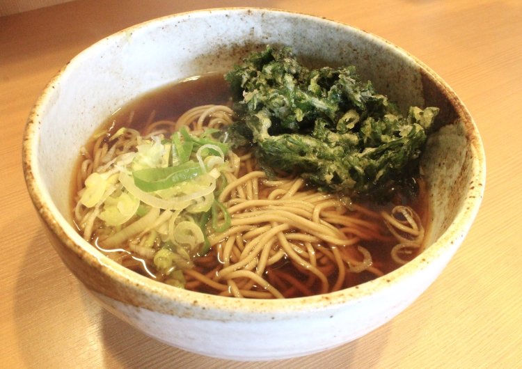 評判のいい天ぷら。中でも春菊天そば350円は人気だ。
