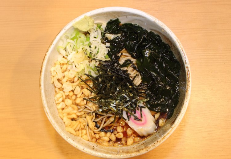 ぶっかけたぬきは400円。温そばメニューにプラス１００円でぶっかけに変更できる。