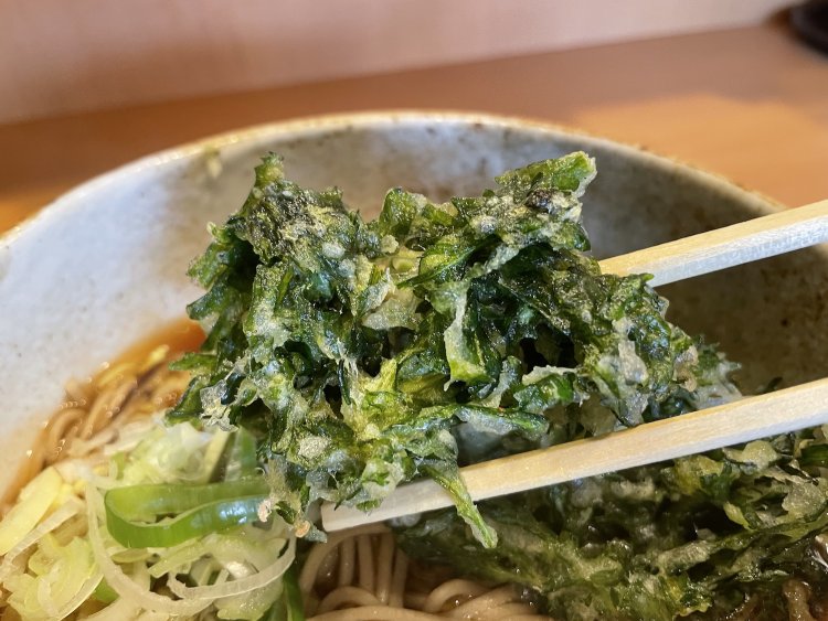 ツユに浸すとほどける、薄衣の春菊天は絶品。