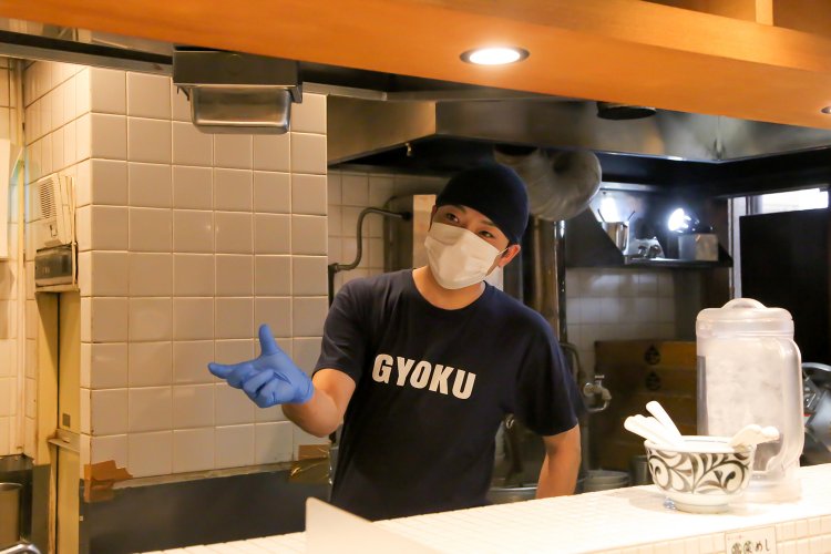 店長の小松さん、胸に刻まれた「GYOKU」の社名が誇らしい輝きだ。