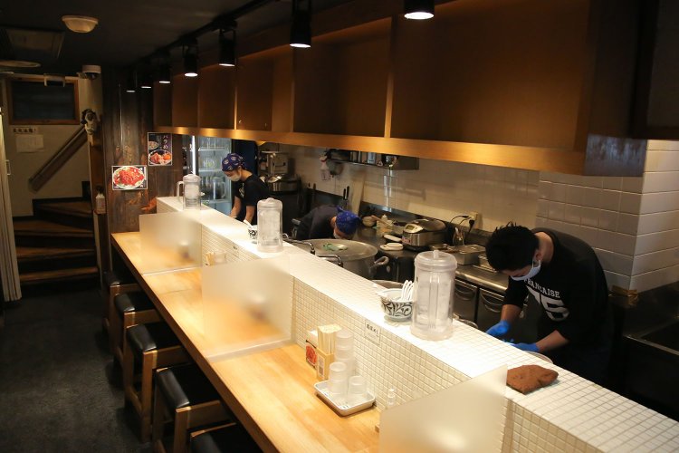 清潔でおしゃれな雰囲気のカウンターの中には3名のスタッフが忙しそうに働く。