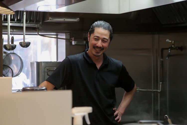 がっつくスタッフたちを見守る菅野さんのいい笑顔。