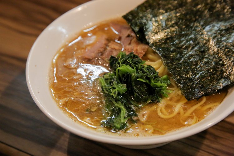 着丼した途端にスタッフが着手したため慌てて撮影された油多め。