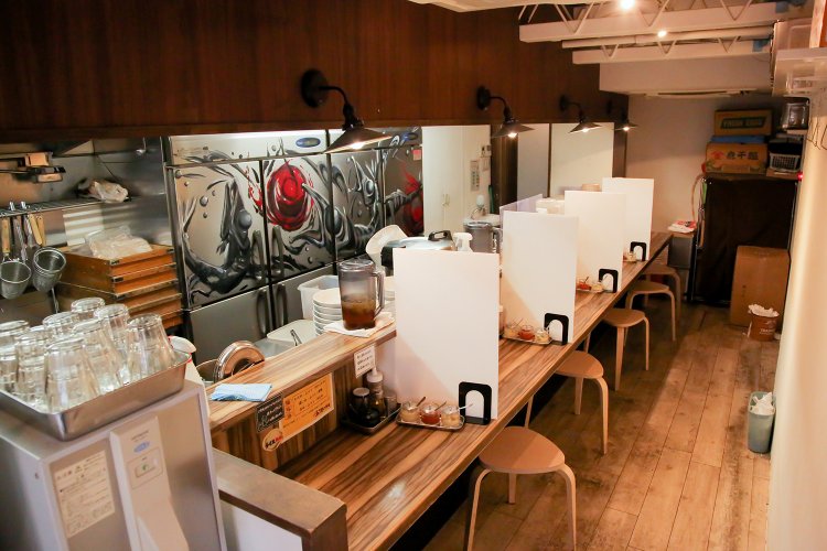 前のお店のお客さんが描いてくれた絵だと言うこと。以前は背後の壁も煮干しだったという。