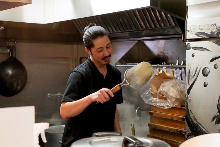 さらっと、カウンターから出すお冷は口をさっぱりさせるルイボスティだったりするのがニクい。