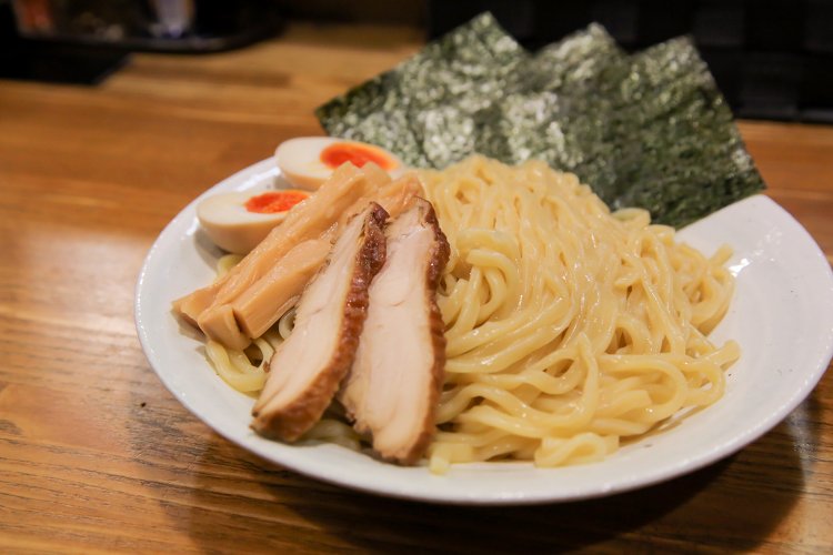 特製鶏つけそば。麺の迫力、かなりボリューミー。