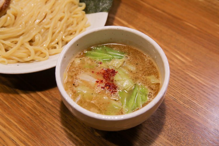 つけそばの鶏白湯は珍しい。元々朝は4時すぎからこのスープの仕込みをしていたという手の掛け方だ。