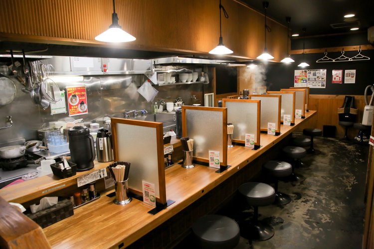 懐かしさのある店内風景、コロナ対策で取り入れた木枠にすりガラスの仕切りもなじんで風情に感じる。