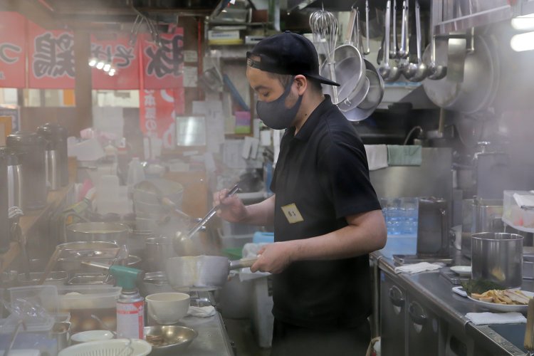 小気味良い動作で、麺を選び茹で上げる時間ごとに仕上げていく国吉さん。