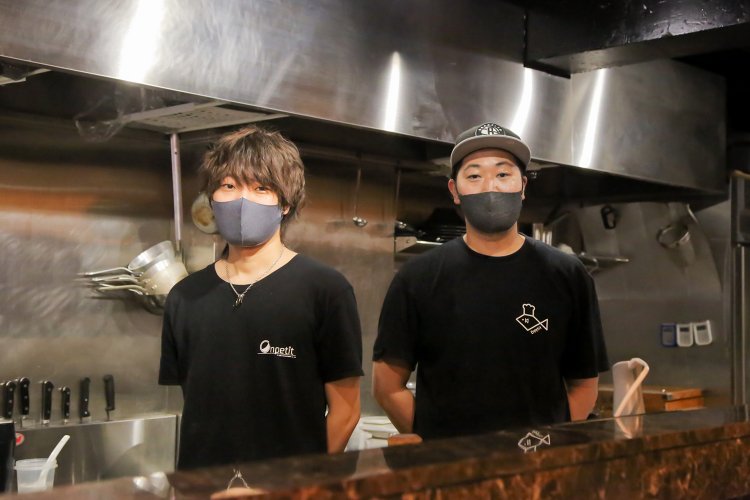 左が取材の答えをメインで張ってくれた『ベジタコBar　AMO』の永吉さん、右が商品開発で総料理長、坂さん。