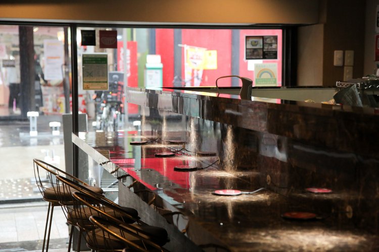 大理石風のカウンターは、ラーメン屋のカウンターとはかけ離れて見えた。