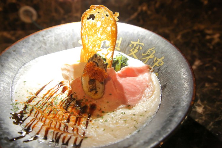 タイ一匹にカキ五粒入りのスープは、濃厚だが脂っこさのないヘルシーな後味。