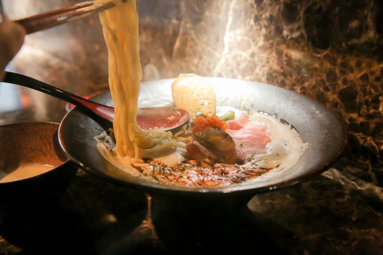 崩すのに一瞬躊躇いながらも、麺と共に上がる鯛だしの新たな香りに期待が高まる。