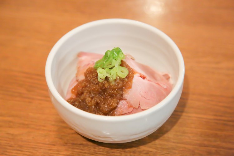 レアチャーシュー丼、脇役と侮ることなかれ。オニオンソースが大変良い味変仕事をしている。