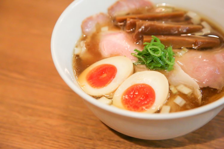 「マキシマムコイタマゴ」味玉のオレンジ、低温調理豚肩ロースチャーシュー、旨味ドン！なのにヘルシー。