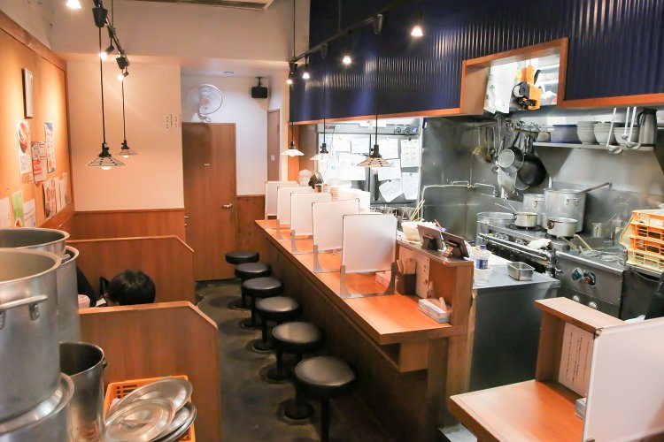 清潔な店内、テーブルやカウンターもスッキリ。調味料も声がけして出してもらう方式だ。