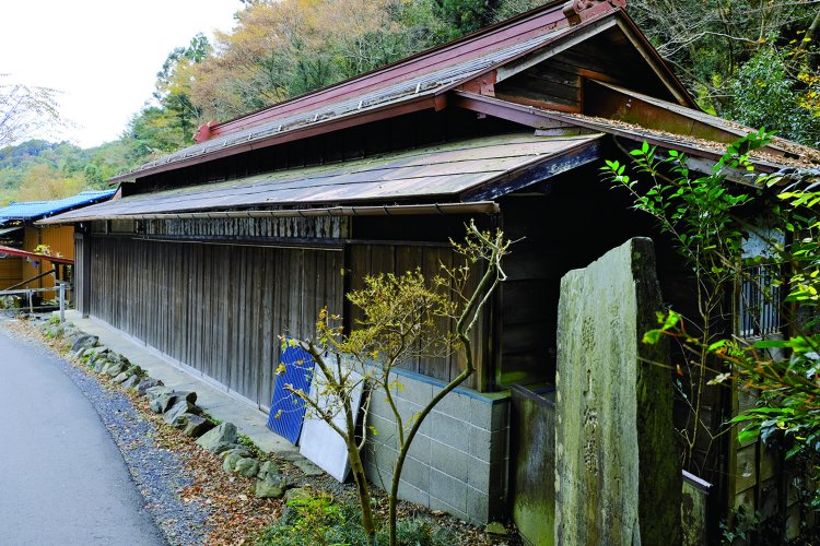 蛇滝口バス停近くに残る旅籠だった家。旅籠「ふぢや新兵衛」という名で、軒先には講札が いくつもかかっていた。