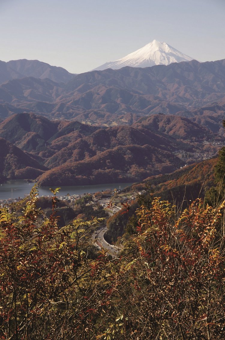 小仏峠から小仏城山方面へ5分も行くと茶屋跡があり、そこからの富士山と相模湖の眺望。