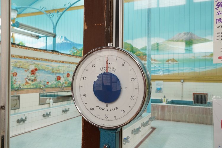 昔懐かしい体重計。女湯からは、富士山と武甲山の両方が拝める。