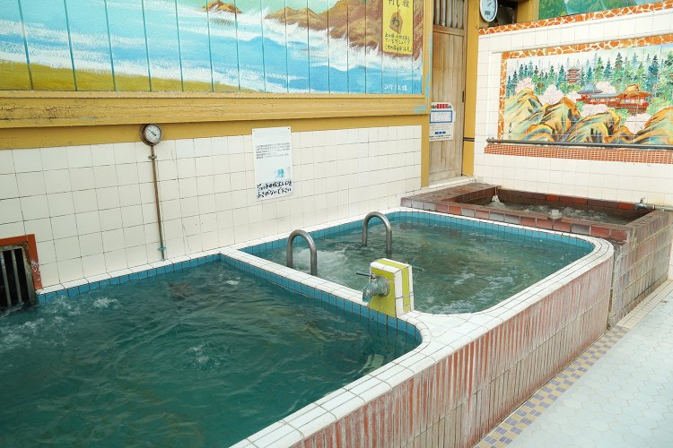 左から、ジャグジー、ジェット、薬湯。