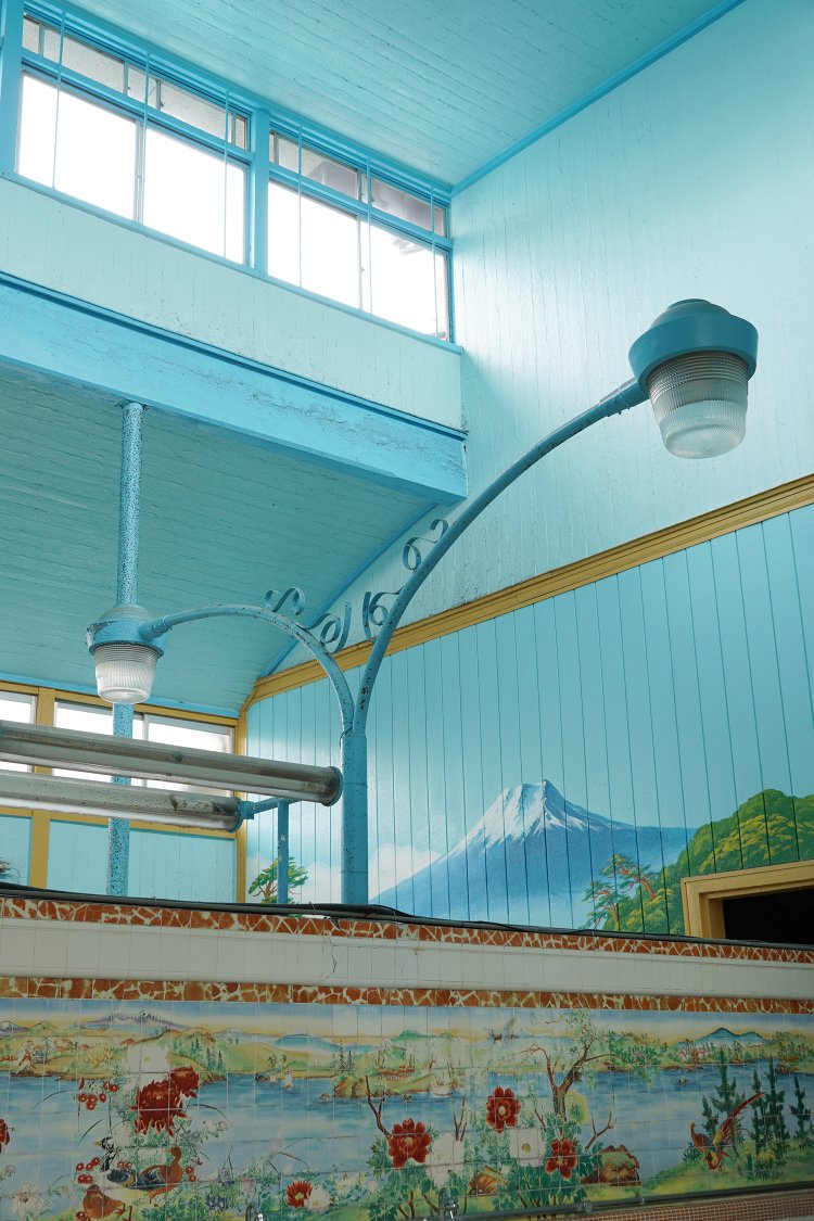 高い天井の窓から陽射しが入る。タイル絵も華やか。