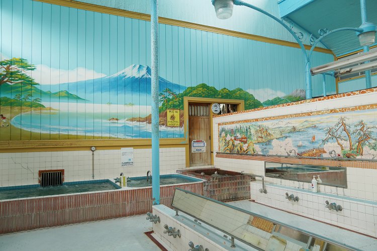 ペンキ絵の富士山が堂々としている。