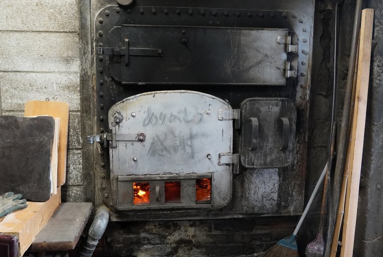 「ありがとう　感謝」この言葉を見ながら、日々薪を焚く。