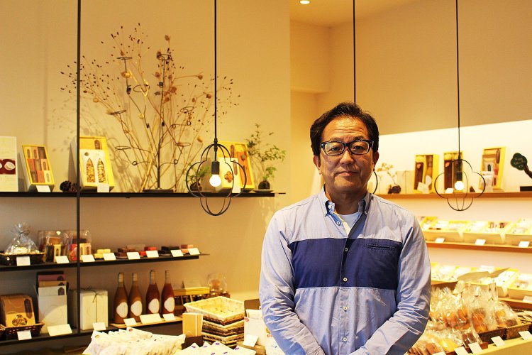 店主の花崎年秀さん。