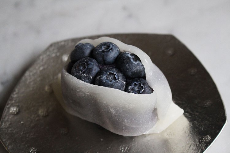 初夏限定の羽衣ブルーベリー大福1個345円。～7月中旬まで。