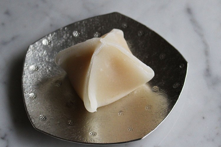 初夏限定のほおずき大福1個290円。