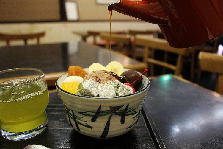 小倉白玉あんみつ780円。抹茶の求肥は店内限定。