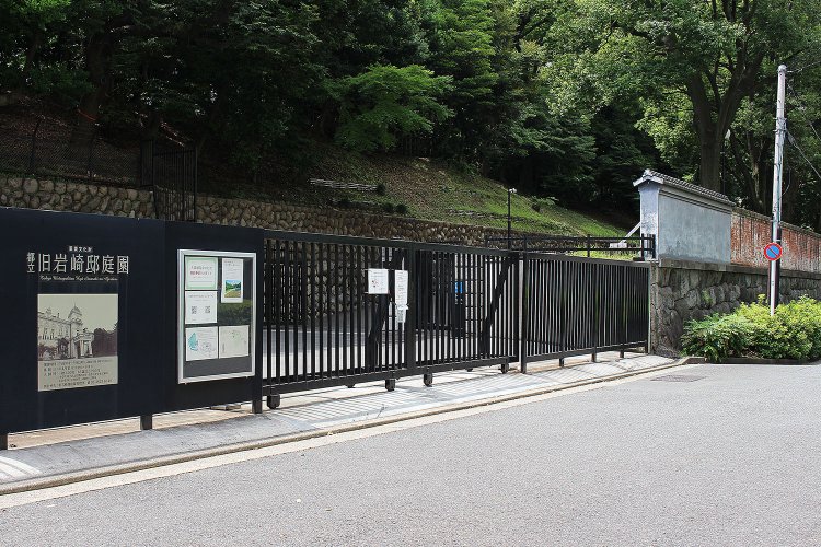 店舗から都立庭園、旧岩崎邸園までは徒歩4分ほど。