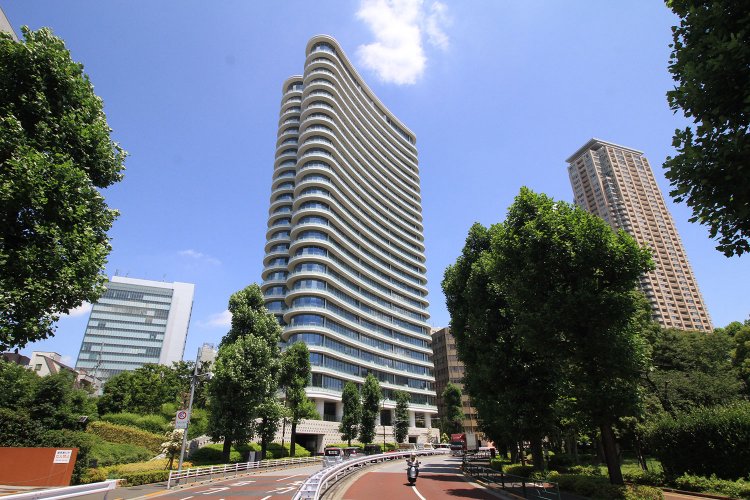 最上階の2フロアに、水面と眺望が連続するインフィニティプールや、スカイラウンジなどの共用施設を備える「パークコート青山ザ・タワー」。