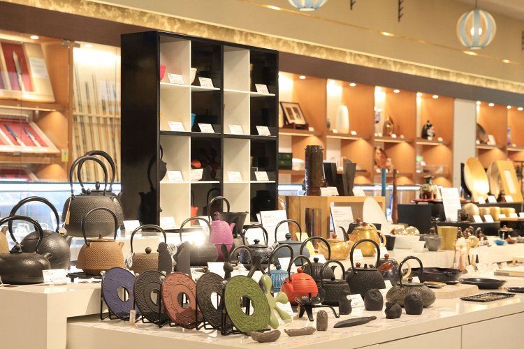 『伝統工芸 青山スクエア』では鉄器や漆器、陶磁器、刃物に木工品、織物、紙類まで、カテゴリごとに並べて展示販売。