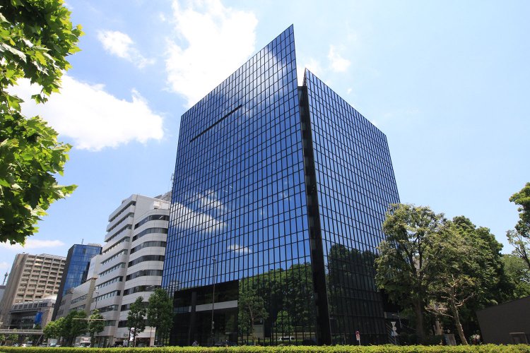 1977年築とは思えないほどモダンな『草月会館』。外装のカーテンウォールに青空や赤坂御所の緑が映り込む。