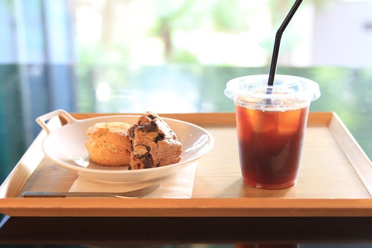 『Connel Coffee』のスペシャリティコーヒー（アイス450円）は、浅煎り～深煎りまで3種の豆から選べる。自家製スコーン各350円。