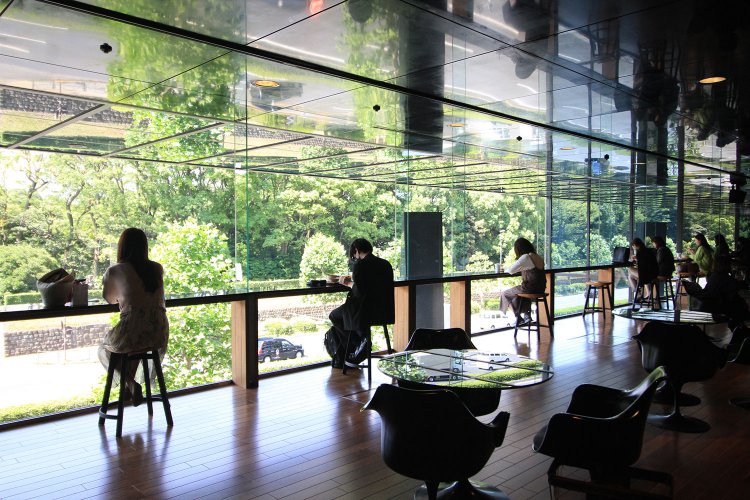 赤坂御所の緑が目を和ませる談話室。逆側はイサム・ノグチ作の石庭『天国』を見渡せる。