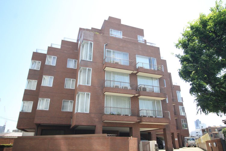 「赤坂パークマンション」は斜めに住戸が連なる雁行型。そのため、どの住戸も角住戸のように開口部が多く取れ、明るく開放的。