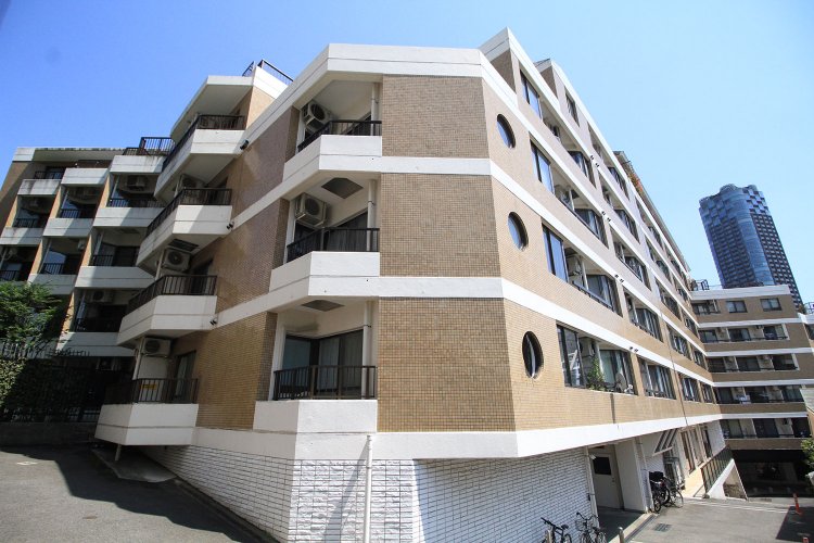 総戸数212戸を誇る「インペリアル赤坂フォラム」。広いロビーにはソファーやテーブルが置かれ、打合せなどに利用できる。