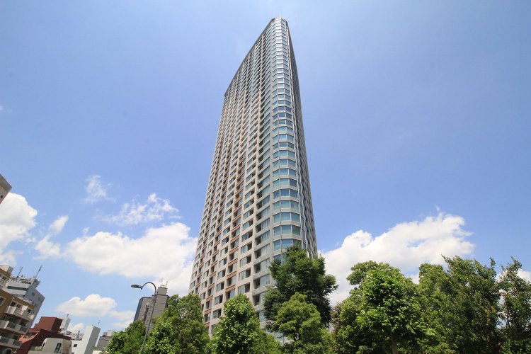 約6400本の樹木が緑豊かな住環境を演出する『パークコート赤坂ザ・タワー』。地上約140mの屋上には開放的なスカイデッキも！