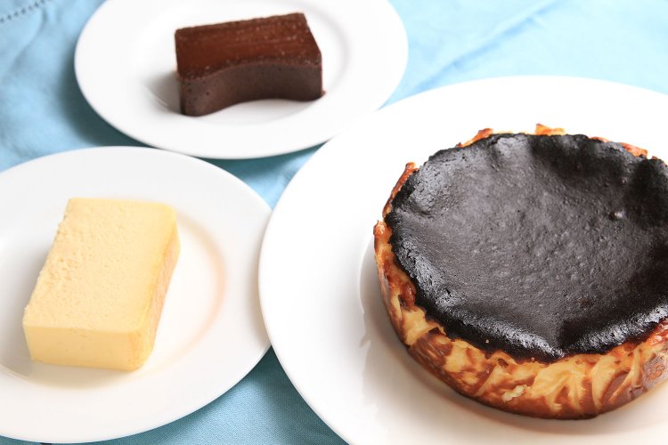 『Cheesecake plus』はテイクアウト専門。チーズテリーヌ700円、バスクチーズ650円、チョコレートテリーヌ630円（各1ピースの価格）。