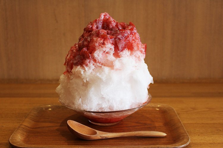 一番人気の生熟かき氷生苺ミルク（練乳がけ）。