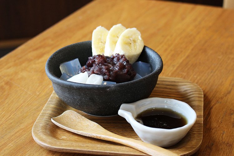 粒餡の旨さが際立つ大納言あんみつ。