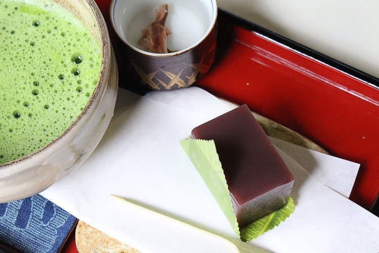 抹茶和菓子付き520円。水羊羹単品持ち帰り1個190円。