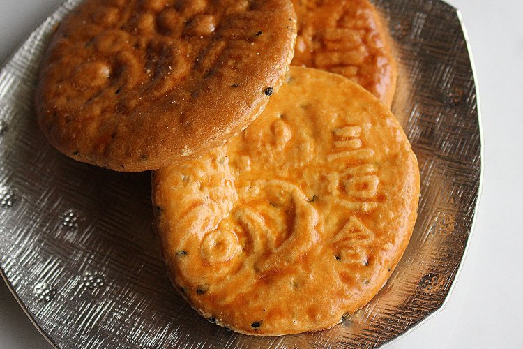 ゴマボーロ「お富三」1個150円。