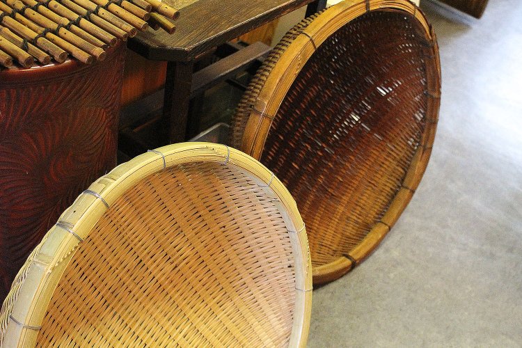 左は新品。右は数ヶ月小豆を漉したザル。