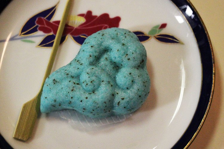 試作中のアールグレイの生菓子。